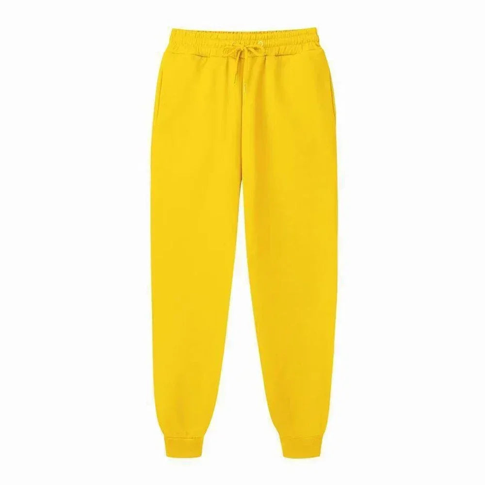 Casual sports pants featuring practical side pockets and mid-rise waist.