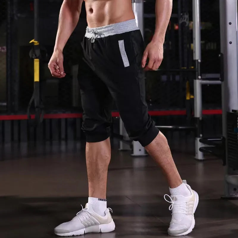 Solid color jogging shorts made from breathable fabric