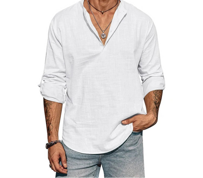 Comfortable men’s cotton broadcloth shirt with single-breasted button closure.