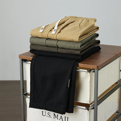 Midweight men’s trousers with side pockets and flat front