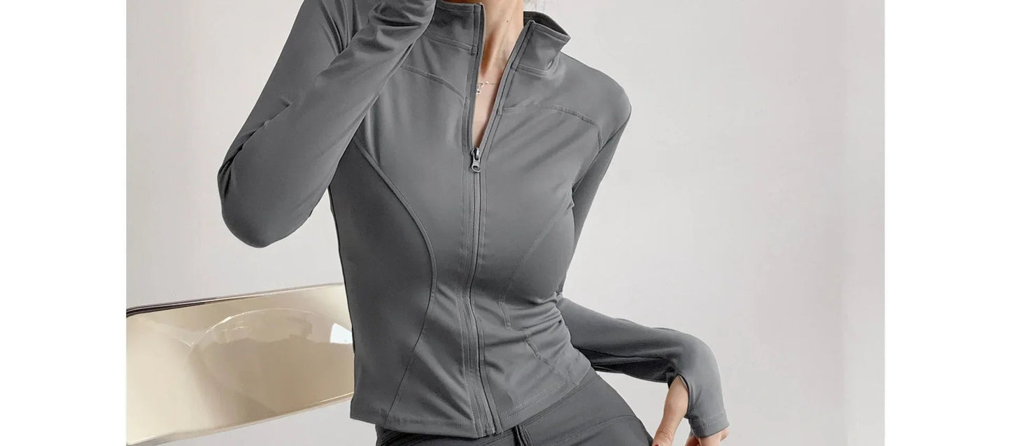 Slim fit zipper jacket with quilted and spliced details, made of breathable polyester-polyamide blend for year-round use.