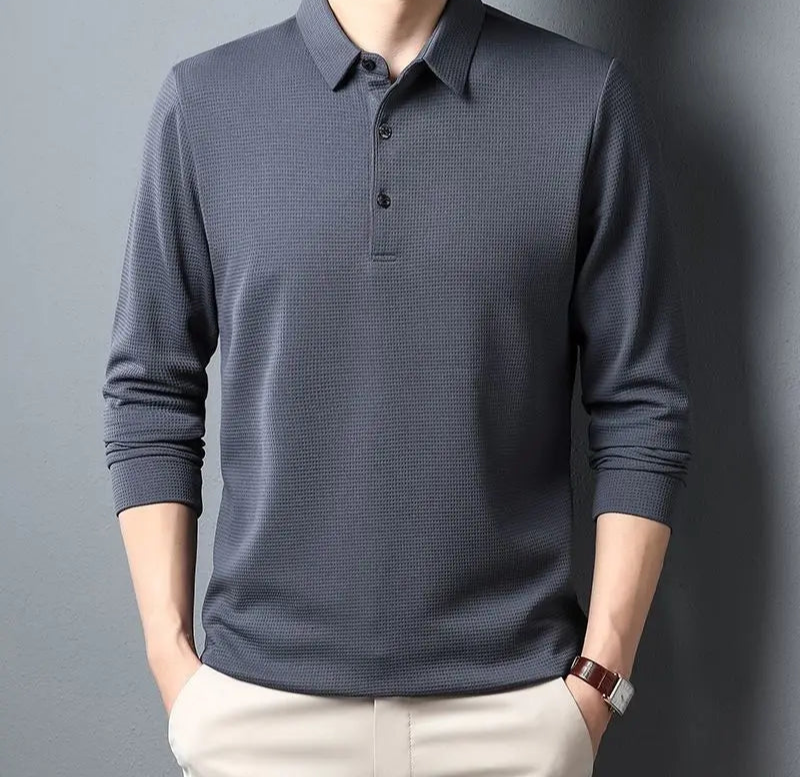 Casual waffle-knit shirt featuring a slim cut and long sleeves