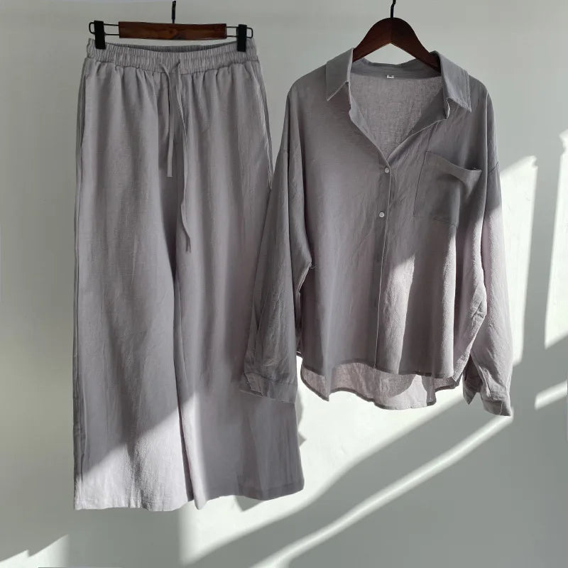 A vintage-inspired set with a relaxed, airy feel.
