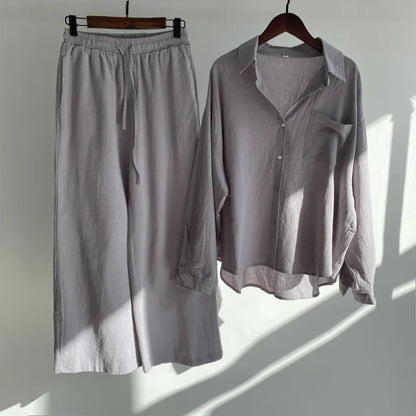 A vintage-inspired set with a relaxed, airy feel.
